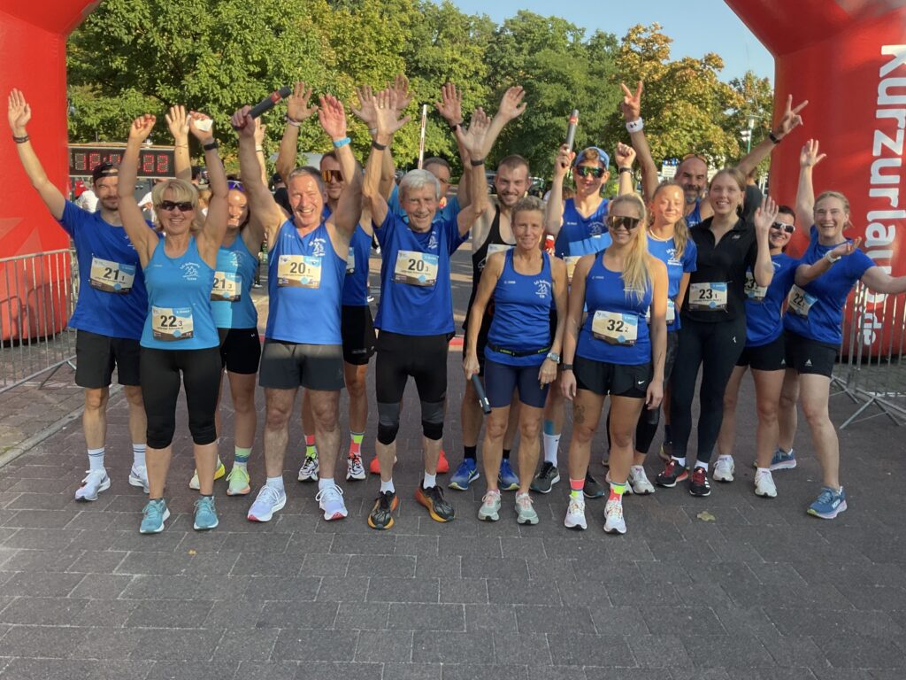 Auf den Fotos die Läuferinnen und Läufer der Laufgruppe Schwerin vor dem Start und dieSiegerehrung.
Fotos: Lothar Gajek