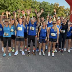 Auf den Fotos die Läuferinnen und Läufer der Laufgruppe Schwerin vor dem Start und die Siegerehrung. Fotos: Lothar Gajek