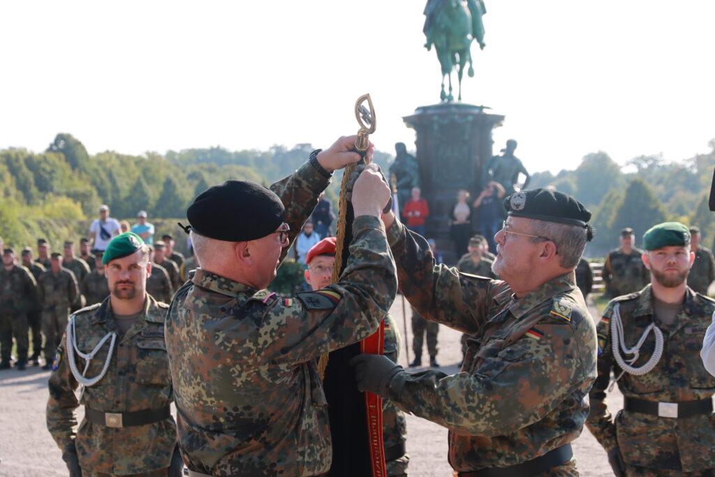 Generalmajor Andreas Henne übergibt Frank-Eckhard Brand die Truppenfahne. Foto: Bundeswehr - LKdo MV