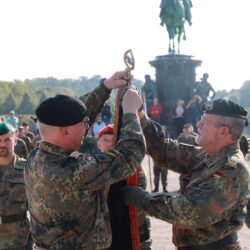 Generalmajor Andreas Henne übergibt Frank-Eckhard Brand die Truppenfahne. Foto: Bundeswehr - LKdo MV