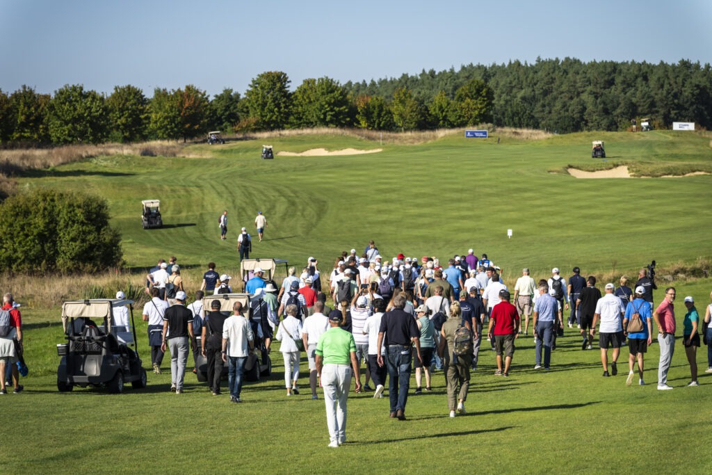 Zahlreiche Besucher nutzen die Möglichkeit, die Senioren-Profis aus eine Golfrunde zu begleiten.