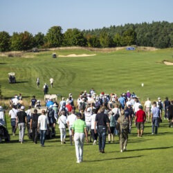 Zahlreiche Besucher nutzen die Möglichkeit, die Senioren-Profis aus eine Golfrunde zu begleiten.