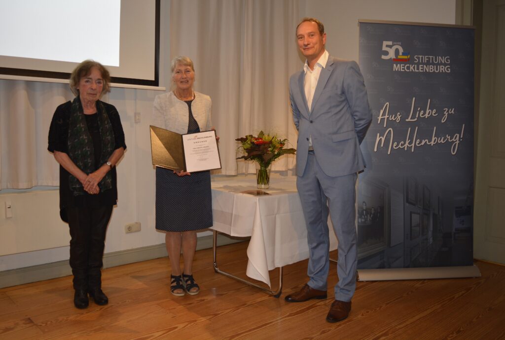 Preisträgerin Renate Drefahl (Mitte), Laudatorin Dr. Cornelia Nenz undStiftungsgeschäftsführer Dr. Florian Ostrop 