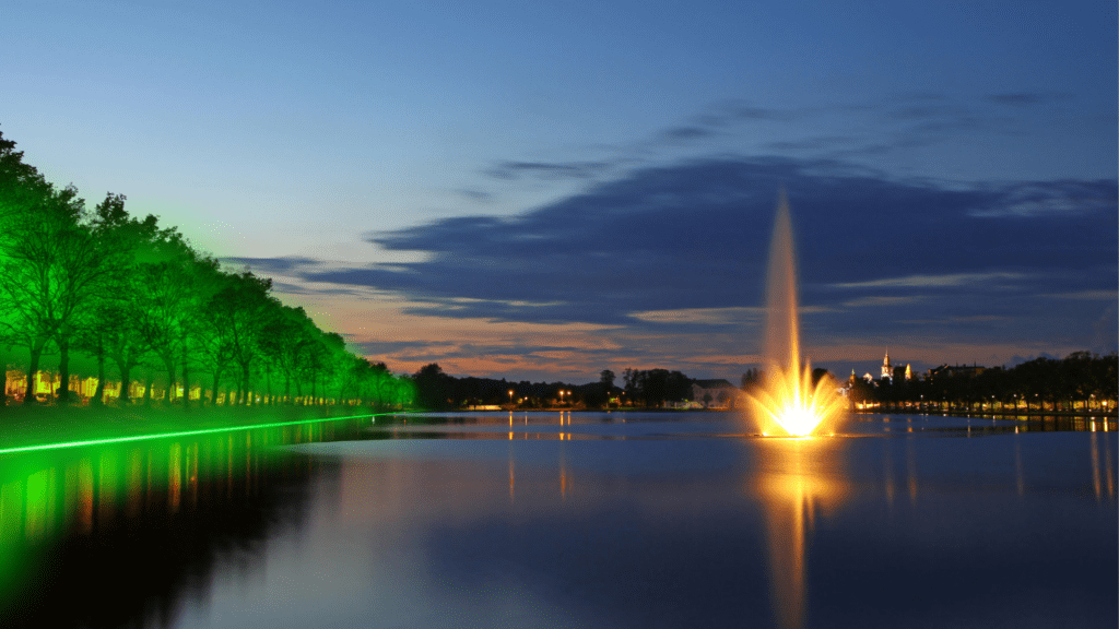 Die wasserstoffbasierte Beleuchtung der Alexandrinenstraße am Pfaffenzeich - ein beeindru-ckendes Symbol für die Energiewende. Ermöglicht wird die Illumination von den Stadtwerken Schwe- rin und GP JOULE.