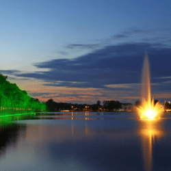 Die wasserstoffbasierte Beleuchtung der Alexandrinenstraße am Pfaffenzeich - ein beeindru- ckendes Symbol für die Energiewende. Ermöglicht wird die Illumination von den Stadtwerken Schwe- rin und GP JOULE.