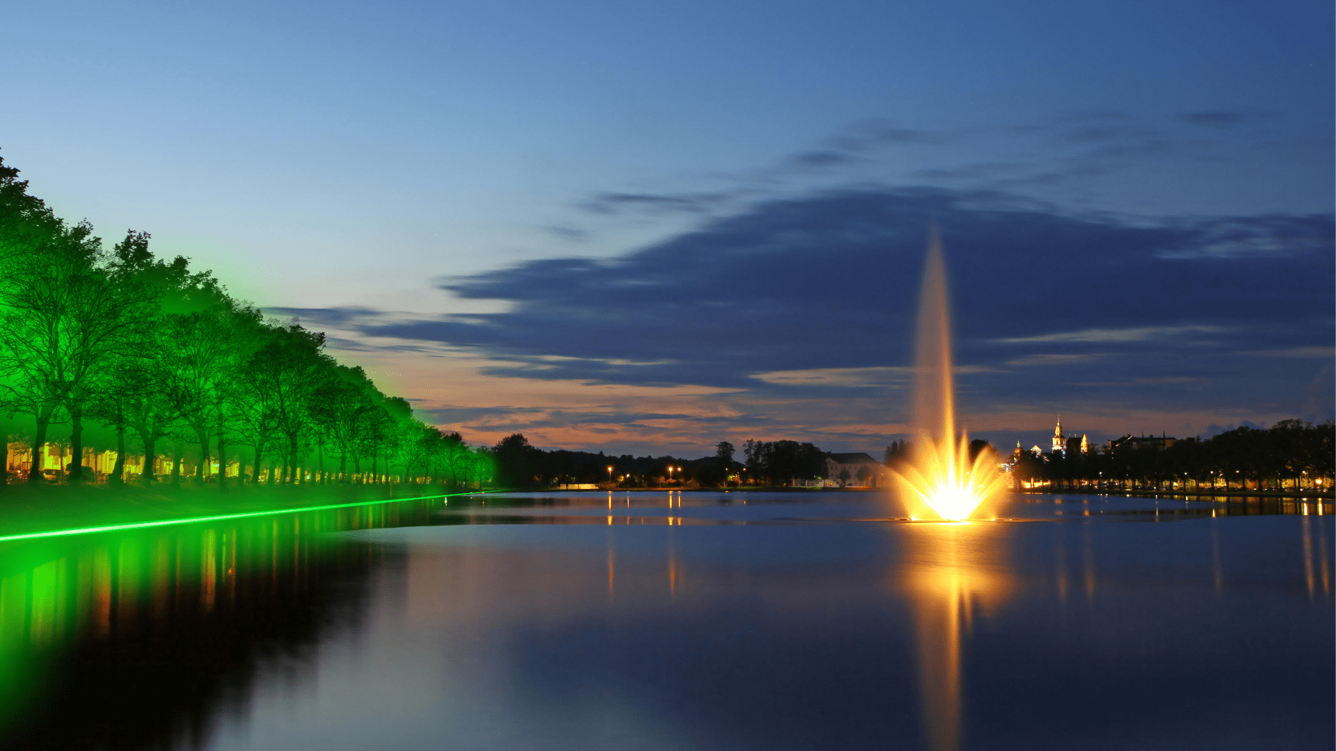 Bürgerfest in Schwerin: Wasserstoffbeleuchtung lässt Westufer am Pfaffenteich in leuchtendem Grün erstrahlen 