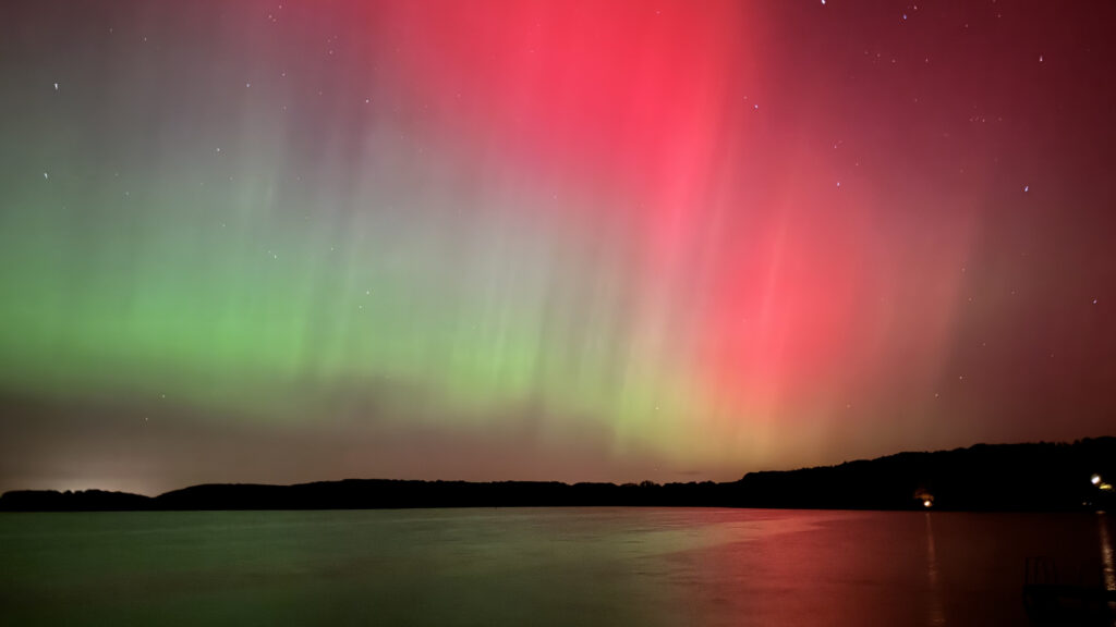 Polarlichter über dem Ziegelaußensee in Schwerin