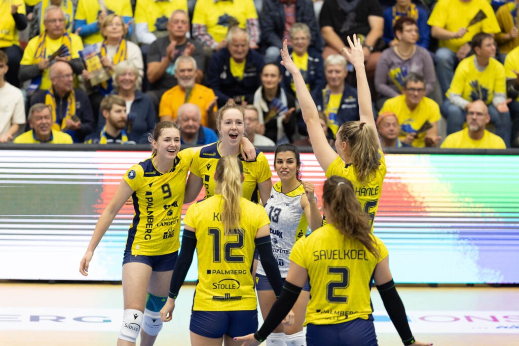 Foto (honorarfrei): MidigrafieDie Schweriner Volleyballerinnen konnten einen klaren Sieg gegen Suhl bejubeln