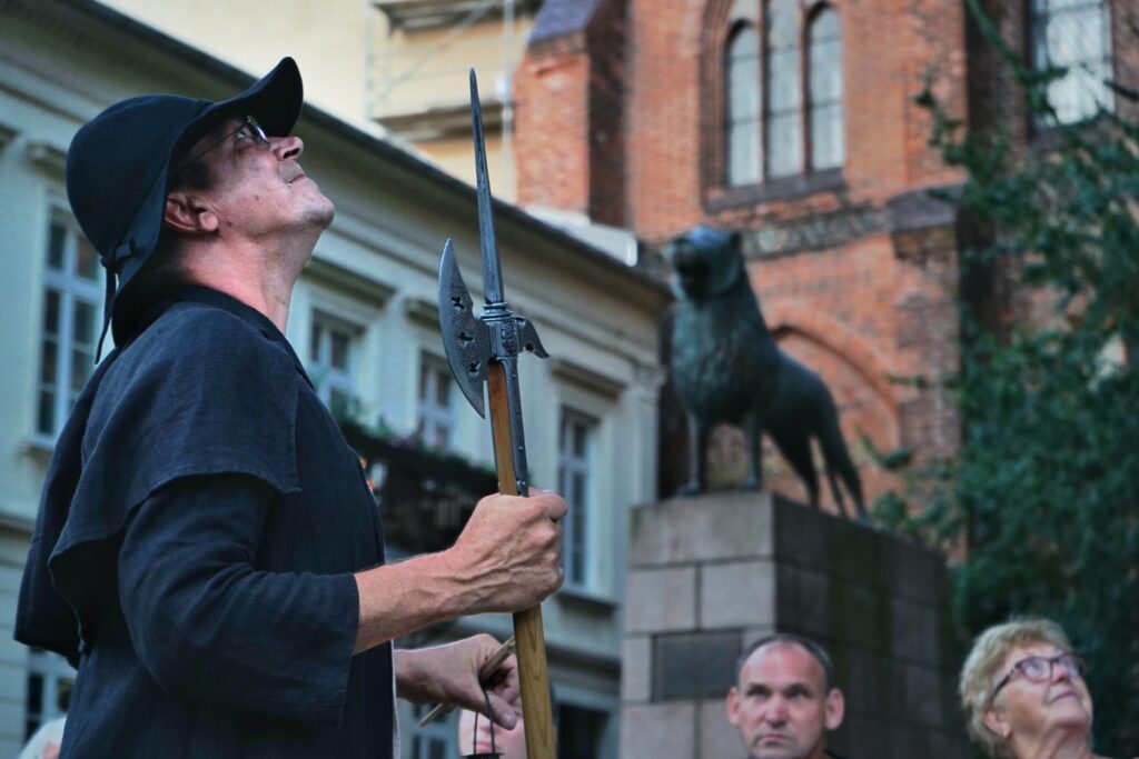 Als Nachtwächter zeigt Gästeführer Michael Kratt kleinen und großen Gästen das abendliche Schwerin. Foto: Michael Kratt