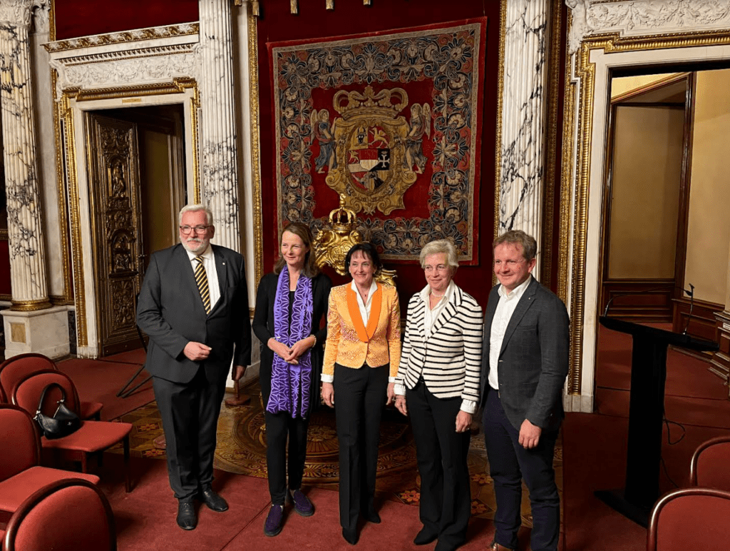 Kultusministerin Bettina Martin, Direktorin Dr. Pirko Zinnow, Vorsitzender des Vereins der Freunde des Schweriner Schlosses Mathias Schott Herzogin Donata von Mecklenburg und Oberbürgermeister Rico Badenschier begehen gemeinsam das Jubiläum des Schlossmuseums