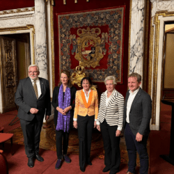 Kultusministerin Bettina Martin, Direktorin Dr. Pirko Zinnow, Vorsitzender des Vereins der Freunde des Schweriner Schlosses Mathias Schott Herzogin Donata von Mecklenburg und Oberbürgermeister Rico Badenschier begehen gemeinsam das Jubiläum des Schlossmuseums