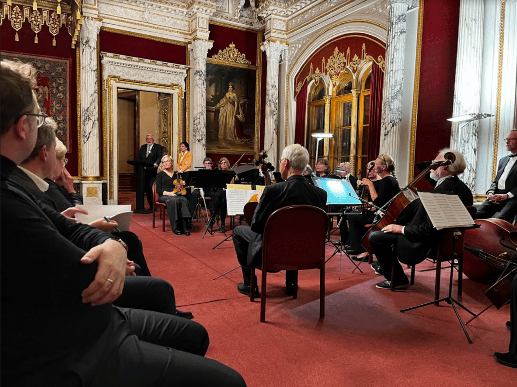 Dr. Pirko Zinnow und Mathias Schott begrüßen die Gäste zur Festveranstaltung des Jubiläums des Schlossmuseums. Foto: Schlossmuseum