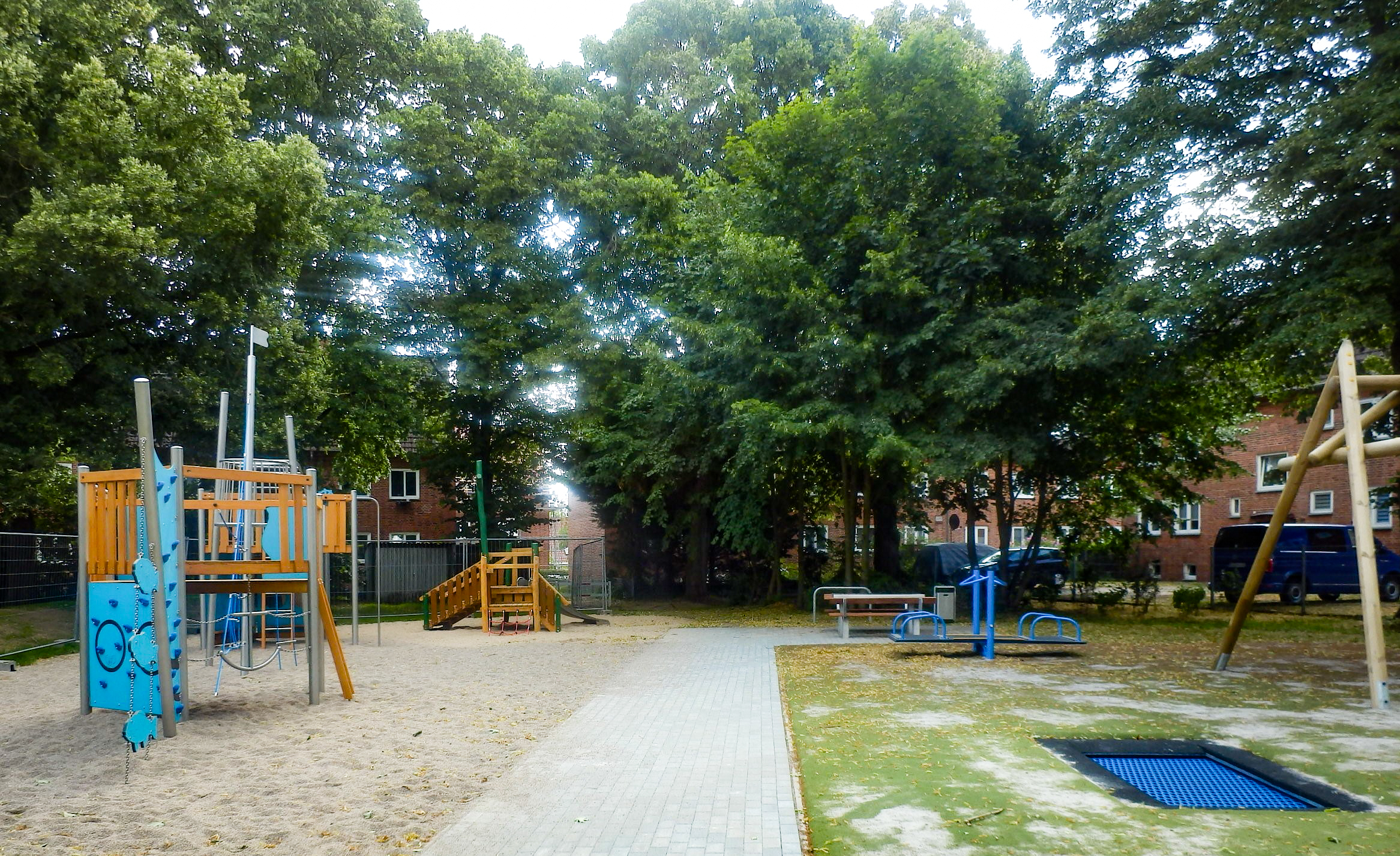 Neuer Spielplatz in Lewenberg: Spielspaß unter großen Bäumen